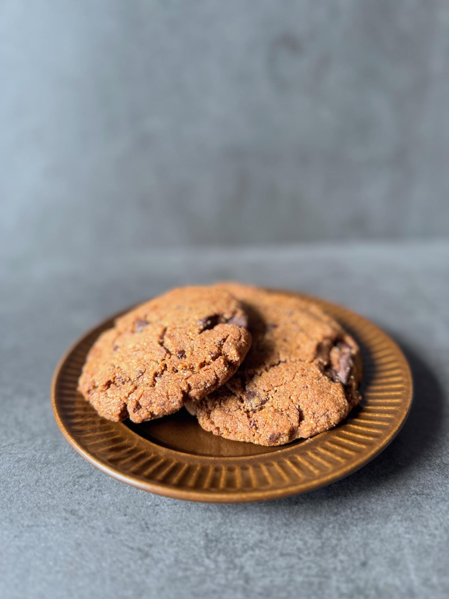 Almond & Dark Chocolate Chip Cookie