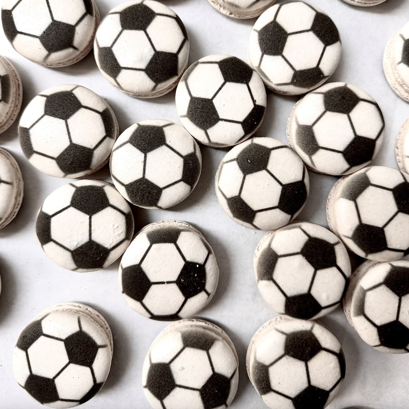 Soccerball Macarons