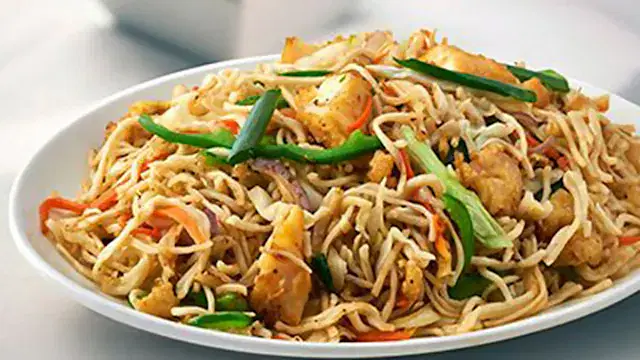 Chicken Hakka Noodles Schezwan