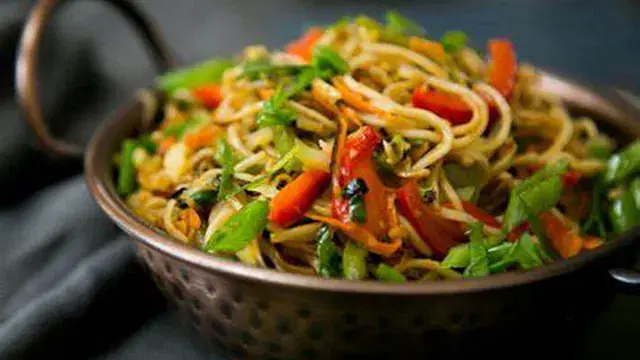 Veg Hakka Noodles Plain