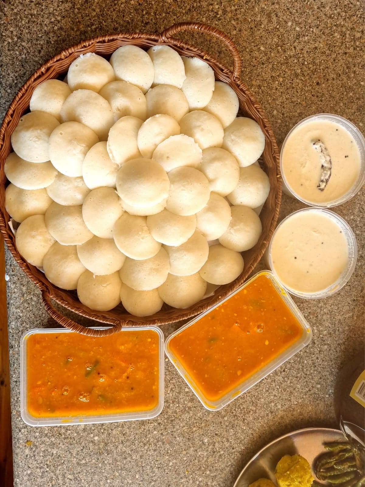 Idli with Coconut Chutney