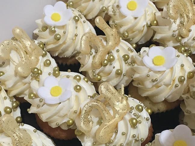 Gold and white blossoms - 12 Cupcakes